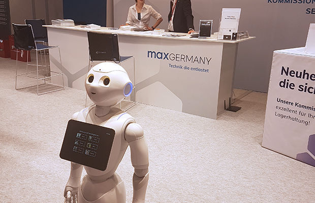 Pepper am Stand von maxGERMANY
