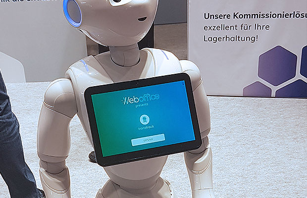 Pepper präsentiert transtrack - die Logistik App