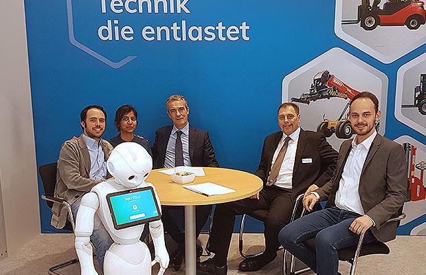 Pepper mit dem Team von maxGERMANY und Weboffice